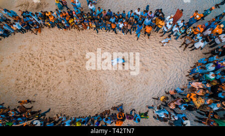 Acrobati spiaggia divertimento a Zanzibar Foto Stock