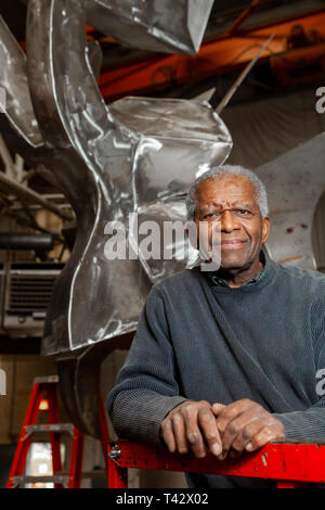 Scultore Richard Hunt presso il suo studio di Chicago. Foto Stock