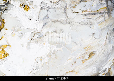 Sfondo marmo texture con oro, nero, grigio e bianco colori, mediante colata in acrilico di medie tecnica. Utile come uno sfondo. Foto Stock