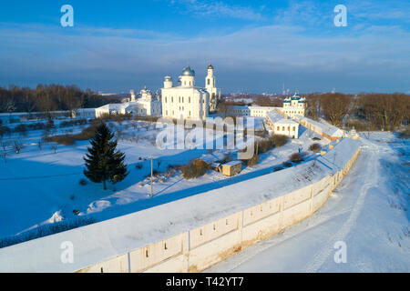 Vecchia San Giorgio monastero in una gelida giornata di gennaio (la fotografia aerea). Veliky Novgorod, Russia Foto Stock