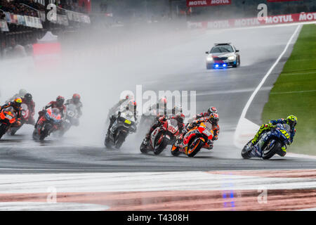 Valencia/Spagna - 11/18/2018 - Piloti passando per ruotare uno durante il re-start del GP di Valencia al Ricardo Tormo Foto Stock