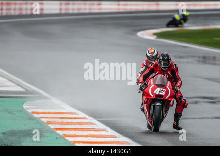 Valencia/Spagna - 11/18/2018 - #45 Scott Redding (GBR, Aprilia) e 5 volte campione del mondo #99 Jorge Lorenzo (SPA) Ducati durante il GP di Valencia a Ric Foto Stock