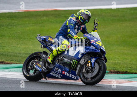 Valencia/Spagna - 11/18/2018 - #46 Valentino Rossi (ITA, Yamaha) a salutare la folla dopo la fine del 2018 GP di Valencia al Ricardo Tormo Foto Stock