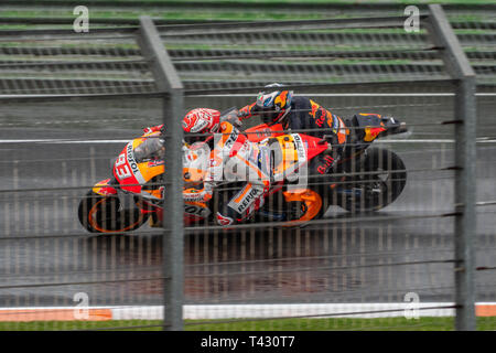 Valencia/Spagna - 11/18/2018 - #93 Marc Marquez sorpassi #44 Pol Espargaro durante il GP di Valencia Foto Stock