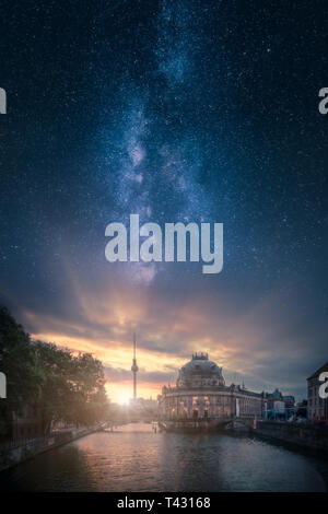 Sunrise drammatica immagine della skyline di Berlino in Germania con la bellissima via lattea nel cielo Foto Stock