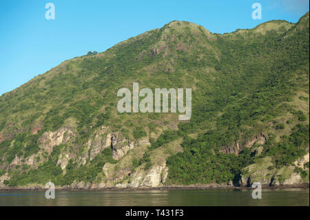 Colline e costa, Rinca Isola, Parco Nazionale di Komodo, Indonesia Foto Stock