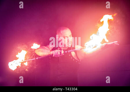 Attore giocando con il fuoco Foto Stock