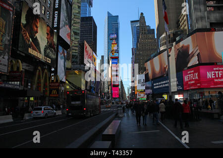 Inizio mattina autunnale in Times Square a New York City, Stati Uniti d'America Foto Stock