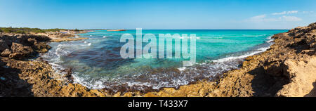 Il pittoresco mare Ionio beach Punta della Suina, salento Puglia, Italia. Gallipoli vista città nel lontano. Le persone non sono riconoscibili. Foto Stock