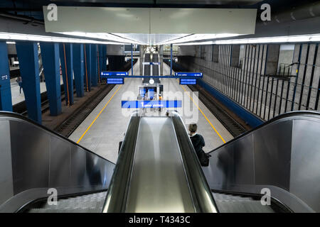 Varsavia, Polonia. Aprile, 2019. vista dei binari del treno della centrale stazione di Varsavia Foto Stock