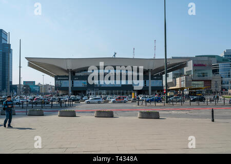 Varsavia, Polonia. Aprile, 2019. vista del centro di Varsavia stazione ferroviaria edificio Foto Stock