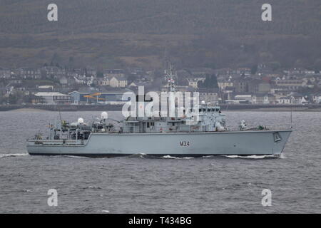 HMS Middleton (M34), un caccia-class minehunter azionato dalla Royal Navy, passando Gourock sul suo arrivo per esercitare congiuntamente il guerriero 19-1. Foto Stock