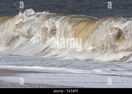 La scultura del mare le onde che si infrangono costa di Norfolk Foto Stock