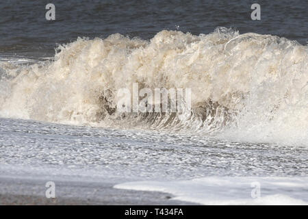 La scultura del mare le onde che si infrangono costa di Norfolk Foto Stock