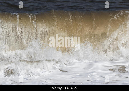 La scultura del mare le onde che si infrangono costa di Norfolk Foto Stock