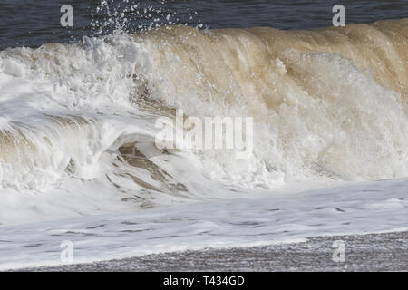 La scultura del mare le onde che si infrangono costa di Norfolk Foto Stock