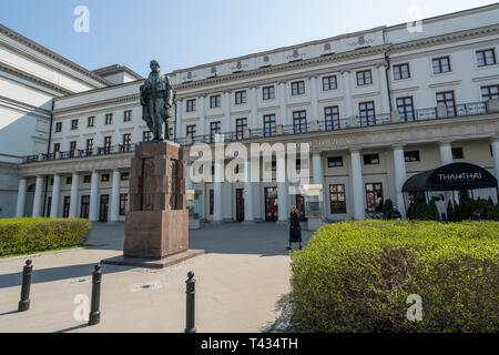 Varsavia, Polonia. Aprile, 2019. la statua di Wojciecha Bogusławskiego di fronte nazionale polacca di edificio Opera Foto Stock