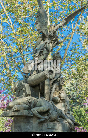 Monumento per gli eroi della seconda di maggio (eroi del Dos de Mayo) gruppo scultoreo in bronzo realizzata da Aniceto Marinas. Situato a livello generale Fanjul Garde Foto Stock