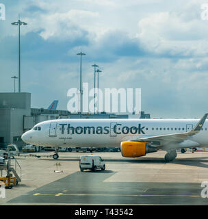 MANCHESTER, Regno Unito - 9° aprile 2019: Thomas Cook aeromobile si siede in attesa per i passeggeri all'Aeroporto di Manchester Foto Stock