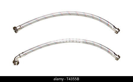 Tubi flessibili metallici per la connessione di rubinetti di acqua, il tubo flessibile per le tubazioni in casa. Isolato su sfondo bianco. Dritto e adattatore angolare. A caldo e a freddo Foto Stock