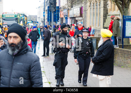 Gravesend, Kent, Regno Unito. Vaisakhi Festival il 13 aprile 2019. Gravesend rivive con colore come comunità sikh celebrare Vaisakhi. Foto Stock