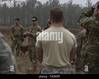 Stati Uniti Air Force Tech. Sgt. Lee Cundiff, al centro di un'eliminazione degli ordigni esplosivi tecnico con le 1 operazioni speciali di ingegnere civile Squadron, mutandine militari di cane da lavoro squadre sui diversi tipi di esplosivi incontreranno durante la seconda annua improvvisato dispositivo esplosivo consapevolezza evento di formazione in campo Hurlburt, Florida, il 20 febbraio, 2019. Militari di cane da lavoro squadre dal campo Hurlburt, Keesler Air Force Base, Mississippi, e Eglin AFB, Florida, soddisfatte per la formazione annuale. 1 Operazioni speciali delle forze di sicurezza Squadron MWD sezione e 1° SOCES ha ospitato la formazione per famili Foto Stock