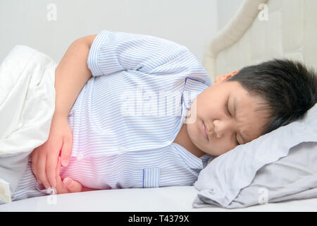 Asian bambino grasso affetti da stomachache e macchia rossa indicante la posizione del dolore. concetto sano Foto Stock