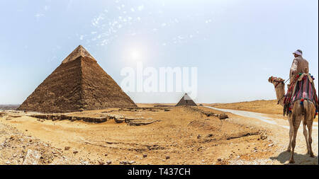 La piramide di Khafre e beduino su un cammello, di Giza in Egitto Foto Stock