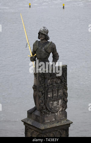 Statua di Bruncvík progettato da scultore ceca Ludvík Šimek (1884) posto sul montante a ponte sul Ponte Carlo a Praga, Repubblica Ceca. Foto Stock