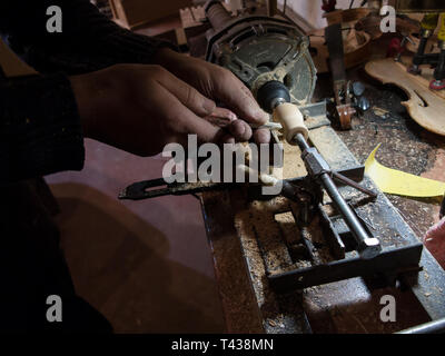 Carpenter lavorando sul self made tornio di legno con uno scalpello Foto Stock