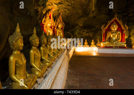 Sculture di un Buddha seduto nella grotta tempio di Wat Tham Khao Luang. Phetchaburi, Thailandia Foto Stock