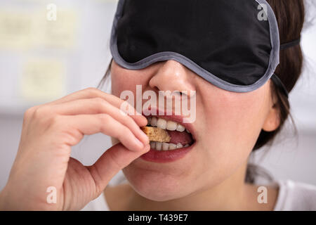 Ritratto di occhi bendati giovane donna cibo di test Foto Stock