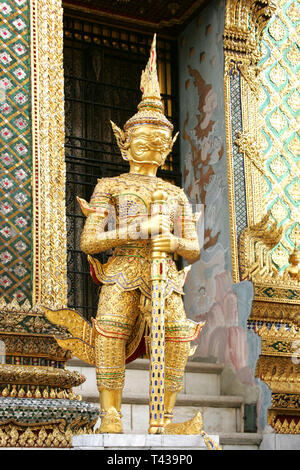 La scultura in Wat Phra Kaeo il Tempio del Buddha di Smeraldo di Bangkok, Thailandia, Sud-est asiatico Foto Stock