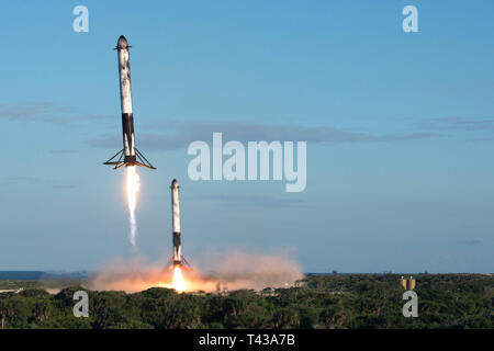 Due riutilizzabile booster a razzo terra dopo il successo del lancio di SpaceX's Falcon Heavy Arabsat 6A il 12 aprile 2019 presso il Kennedy Space Center, Fla. questo segna il secondo lancio del Falcon razzo pesante; il più potente veicolo spaziale battenti oggi. (U.S. Air Force foto di James Ranieri) Foto Stock