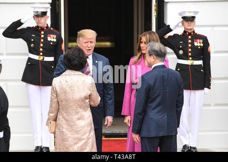 Una delle Forze Armate pieno onore Cordon è tenuto in onore del Presidente della Repubblica di Corea, Sua Eccellenza Luna Jae-In, alla Casa Bianca a Washington D.C., Aprile 11, 2019. Presidente Trump si è incontrato con la luna e ha tenuto un incontro con lui durante la sua visita. (U.S. Esercito foto di Spc. Dana Clarke) Foto Stock