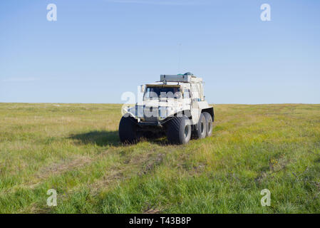 YAMAL, RUSSIA - Agosto 22, 2018: Trakol veicolo fuoristrada si muove lungo la tundra su una soleggiata giornata estiva Foto Stock