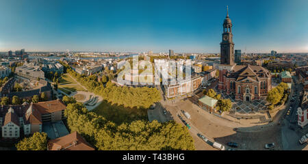 Panorama di Amburgo con la Chiesa di St. Michael sotto il sole Foto Stock