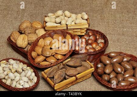 Piccoli cesti riempiti con vari tipi di semi commestibili in guscio Foto Stock