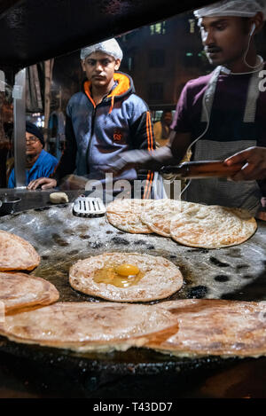 Vista verticale di streetfood essendo preparato in Kolkata aka Calcutta, India. Foto Stock