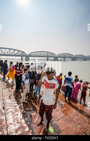 Vista verticale di persone a Kalighat sulle rive del Fiume Hooghly in Kolkata aka Calcutta, India. Foto Stock