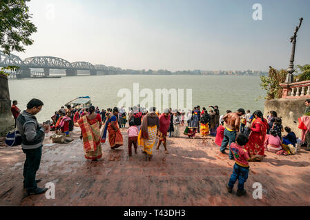 Vista orizzontale della Kalighat sulle rive del Fiume Hooghly in Kolkata aka Calcutta, India. Foto Stock