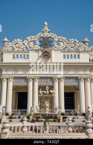 Vista verticale della Shitalnath tempio Bhagwan in Kolkata aka Calcutta, India. Foto Stock