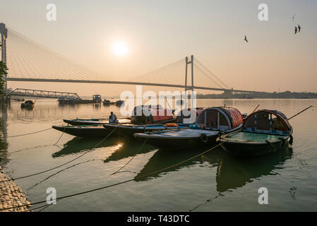 Vista orizzontale di piccole imbarcazioni ormeggiate sul Fiume Hooghly in Kolkata aka Calcutta, India. Foto Stock