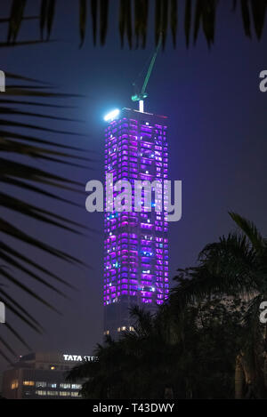 Vista verticale del 42 e Tata Center illuminata di notte in Kolkata aka Calcutta, India. Foto Stock