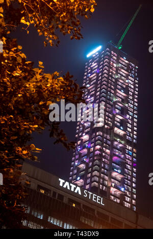 Vista verticale del 42 e Tata Center illuminata di notte in Kolkata aka Calcutta, India. Foto Stock