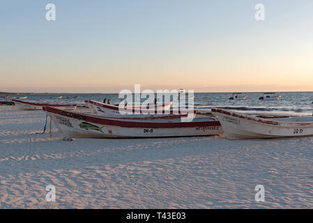 Barche da pesca a sunrise a playa isole Pescadores in tulum messico Foto Stock