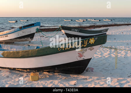 Barche da pesca a sunrise a playa isole Pescadores in tulum messico Foto Stock