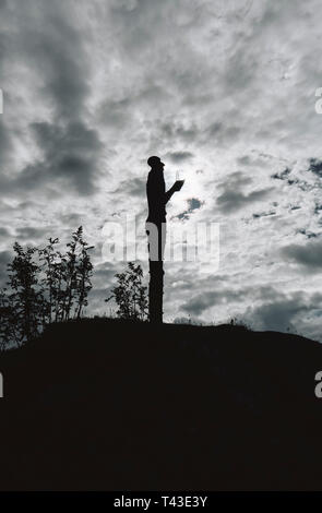 "L'uomo dal mare" scultura di Killi Olsen a Bø Museo su Langoya isola nell'arcipelago Vesterålen Nordland in Norvegia Foto Stock