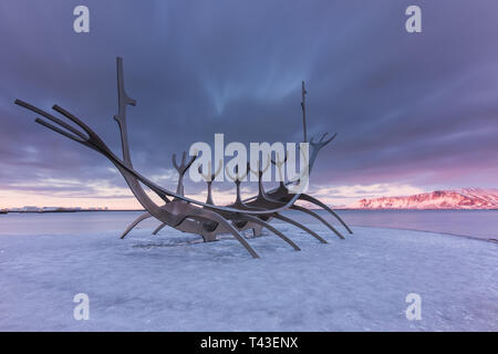 Islanda Sun Voyager durante il tramonto Foto Stock