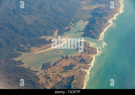 Punto di vista di Ariel del Whanganui ingresso, vicino a Collingwood, Isola del Sud, Nuova Zelanda Foto Stock